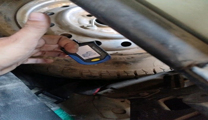 2011 Maruti Wagon R 1.0 LXI CNG, Petrol, Manual, 84,781 km, tyre