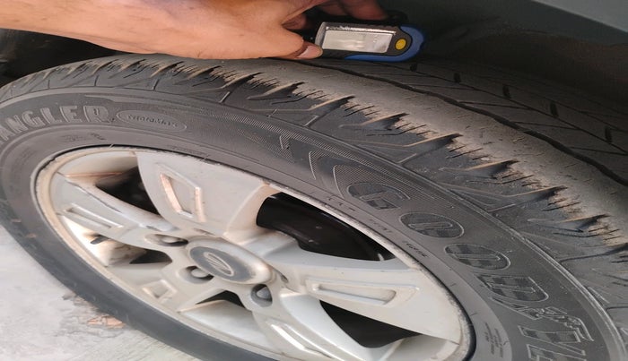 2012 Mahindra XUV500 W8, Diesel, Manual, 1,59,391 km, tyre