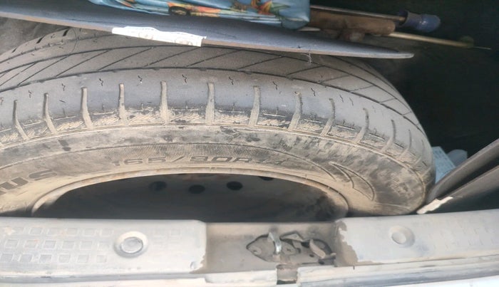 2011 Maruti Swift LXI 1.3, Petrol, Manual, 1,49,092 km, tyre