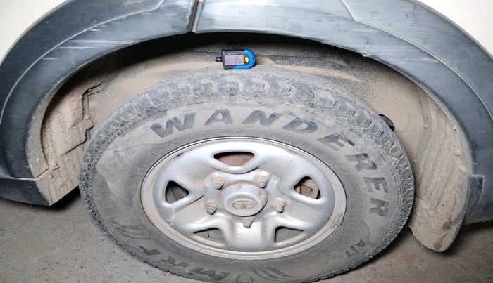 2017 Tata Hexa XE 4X2 7 STR, Diesel, Manual, 87,275 km, tyre