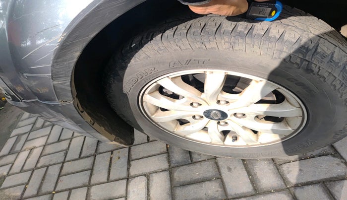 2015 Mahindra XUV500 W10, Diesel, Manual, 3,25,025 km, tyre