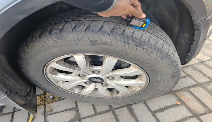 2015 Mahindra XUV500 W10, Diesel, Manual, 3,25,025 km, tyre