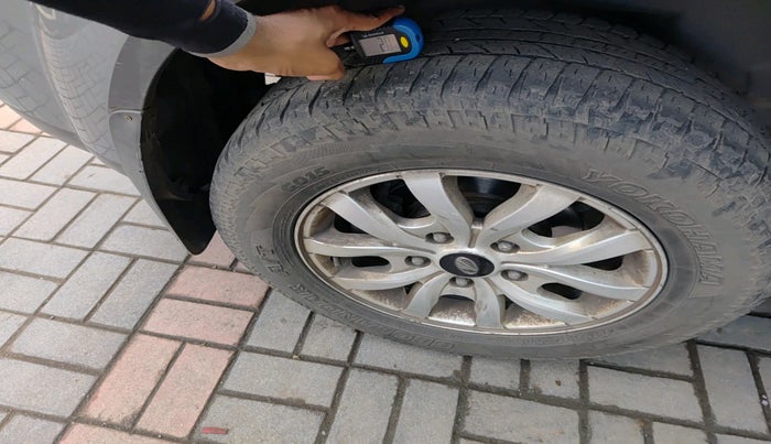 2015 Mahindra XUV500 W10, Diesel, Manual, 3,25,025 km, tyre