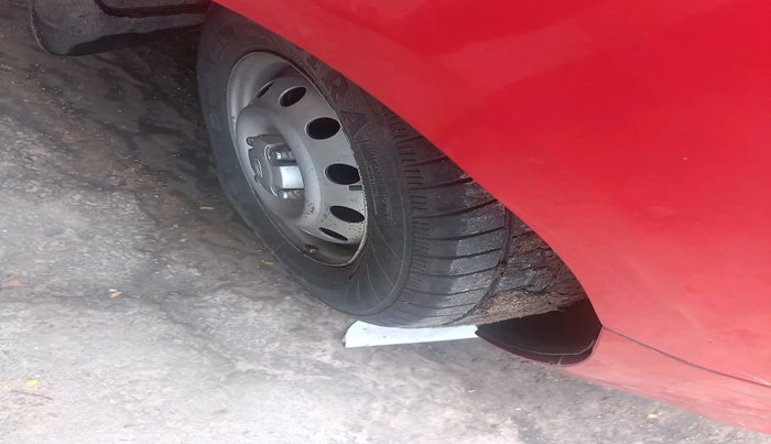 2011 Hyundai i10 ERA 1.1, Petrol, Manual, 1,42,018 km, tyre