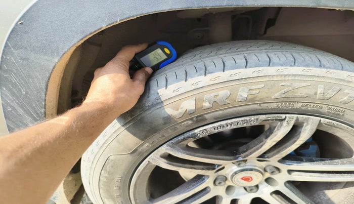 2016 Mahindra Kuv100 K4 5 STR, Petrol, Manual, 1,13,801 km, tyre