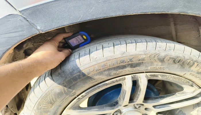 2016 Mahindra Kuv100 K4 5 STR, Petrol, Manual, 1,13,801 km, tyre