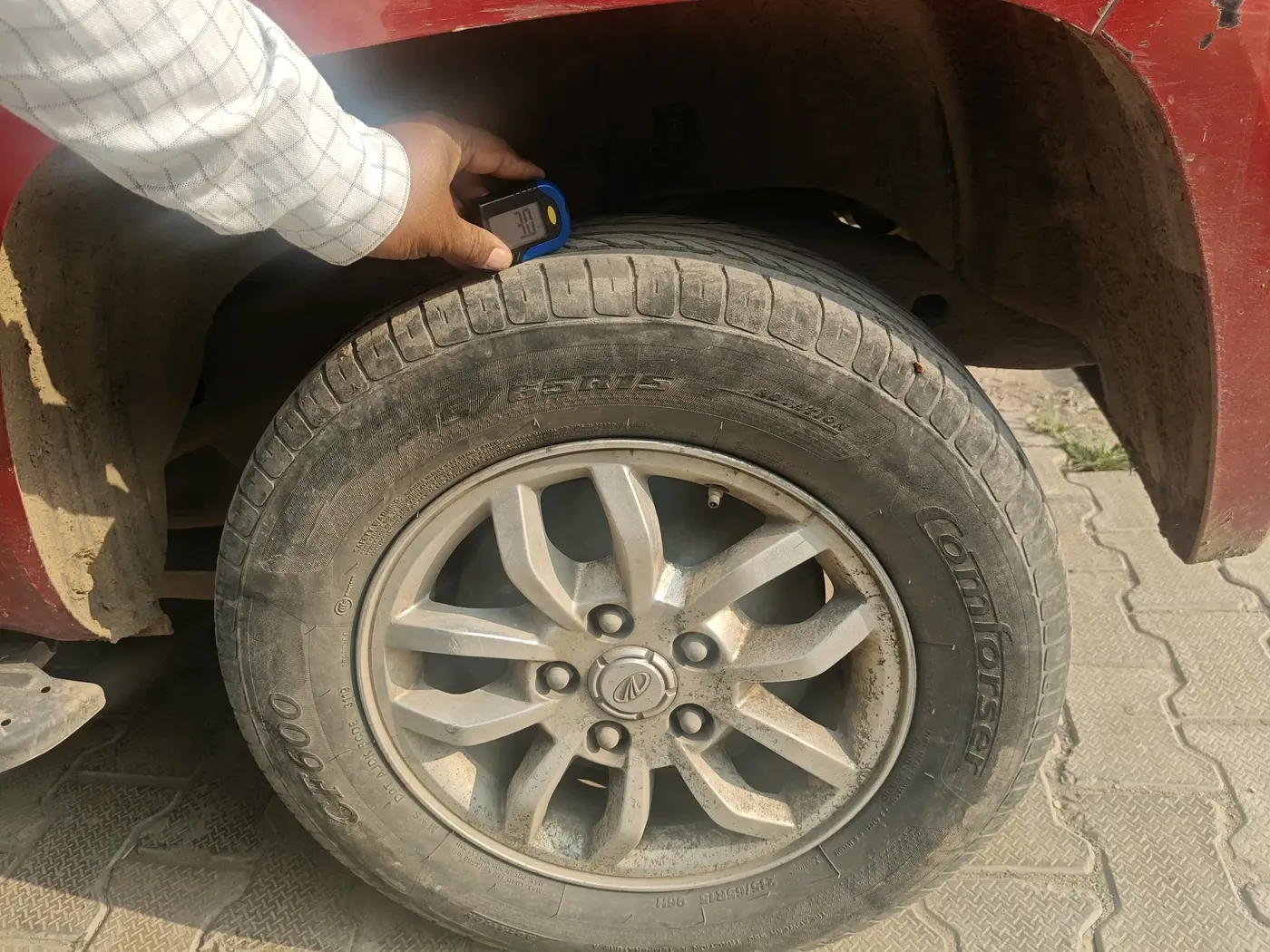 2017 Mahindra TUV300 T8 AMT, Diesel, Automatic, 1,30,476 km, tyre