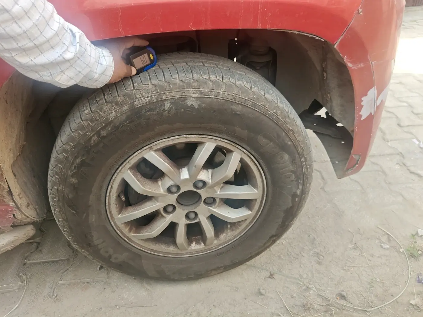 2017 Mahindra TUV300 T8 AMT, Diesel, Automatic, 1,30,476 km, tyre