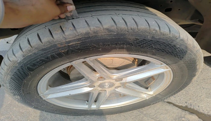 2020 Toyota Innova Crysta 2.4 GX 7 STR, Diesel, Manual, 75,232 km, tyre