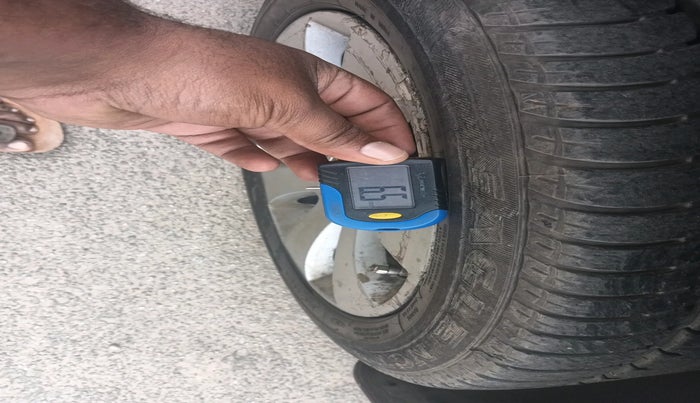 2011 Skoda Superb AMBITION 2.0 TDI CR AT, Diesel, Automatic, 1,55,721 km, tyre