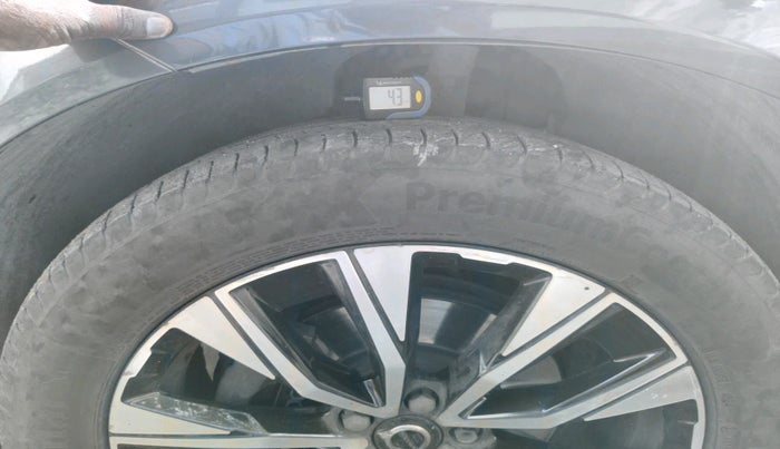 2022 Volvo XC 60 B5 INSCRIPTION, Petrol, Automatic, 1,50,621 km, tyre