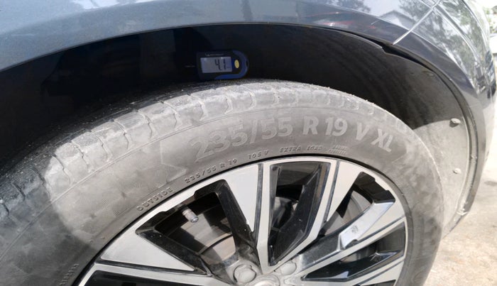 2022 Volvo XC 60 B5 INSCRIPTION, Petrol, Automatic, 1,50,621 km, tyre