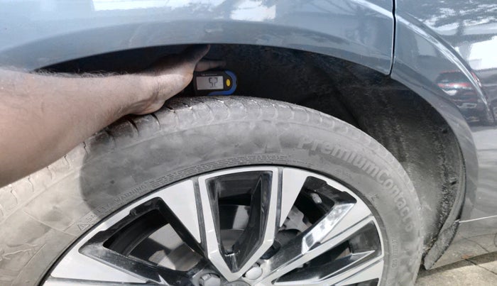 2022 Volvo XC 60 B5 INSCRIPTION, Petrol, Automatic, 1,50,621 km, tyre