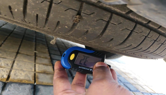 2017 Toyota Innova Crysta 2.7 GX AT 7 STR, Petrol, Automatic, 49,585 km, tyre