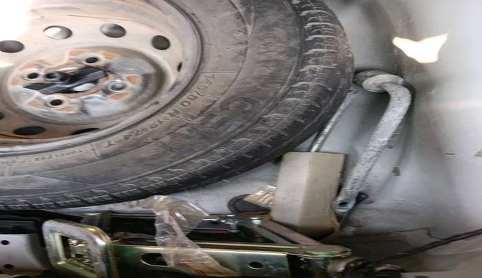 2016 Hyundai Eon ERA +, Petrol, Manual, 87,886 km, tyre