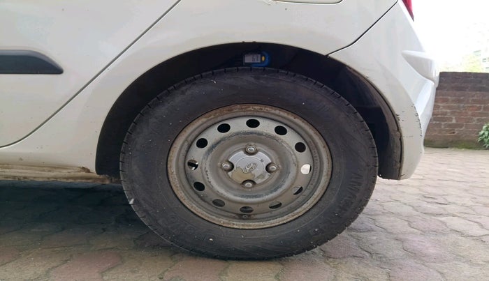 2015 Hyundai i10 MAGNA 1.1, Petrol, Manual, 1,21,516 km, tyre