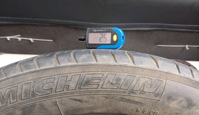 2015 Hyundai i10 MAGNA 1.1, Petrol, Manual, 1,21,516 km, tyre