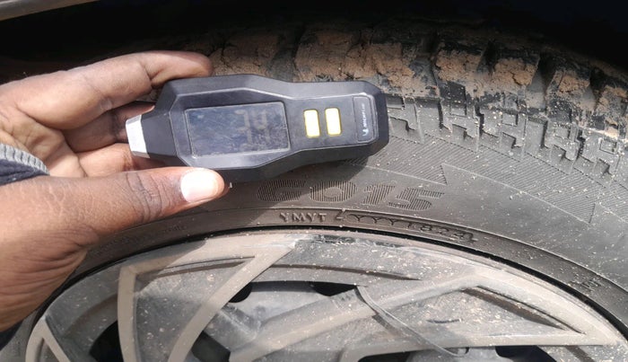 2015 Toyota Innova 2.5 GX 8 STR, Diesel, Manual, 1,46,775 km, tyre