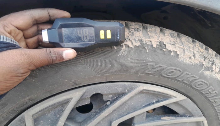 2015 Toyota Innova 2.5 GX 8 STR, Diesel, Manual, 1,46,775 km, tyre