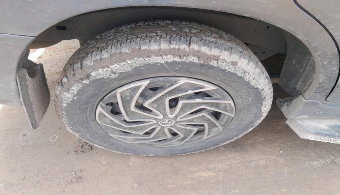 2015 Toyota Innova 2.5 GX 8 STR, Diesel, Manual, 1,46,775 km, tyre