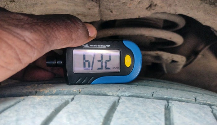 2020 KIA CARNIVAL LIMOUSINE 2.2 7 STR, Diesel, Automatic, 1,30,398 km, tyre