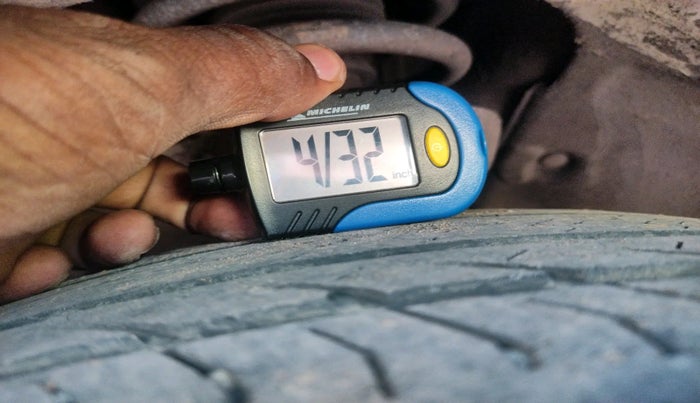 2020 KIA CARNIVAL LIMOUSINE 2.2 7 STR, Diesel, Automatic, 1,30,398 km, tyre