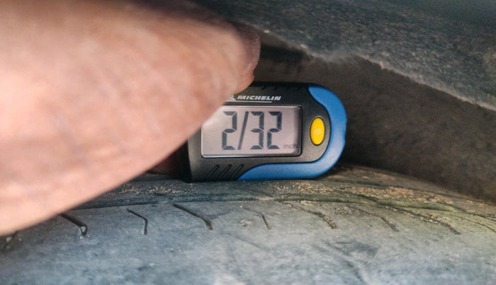 2020 KIA CARNIVAL LIMOUSINE 2.2 7 STR, Diesel, Automatic, 1,30,398 km, tyre