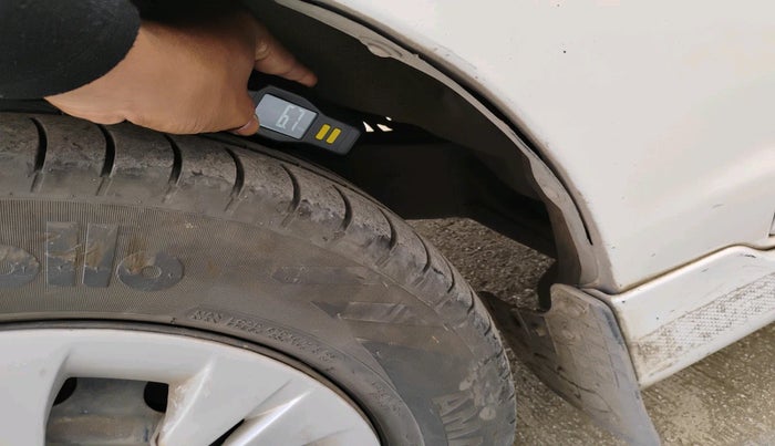 2015 Toyota Innova 2.5 GX 7 STR, Diesel, Manual, 1,99,630 km, tyre