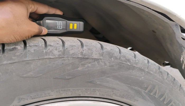 2015 Toyota Innova 2.5 GX 7 STR, Diesel, Manual, 1,99,630 km, tyre