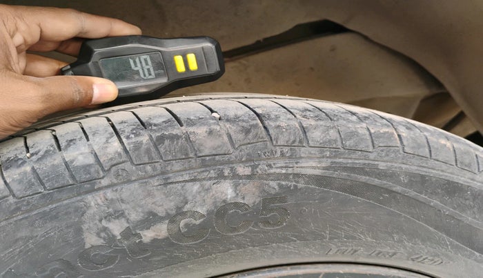 2015 Toyota Innova 2.5 GX 7 STR, Diesel, Manual, 1,99,630 km, tyre