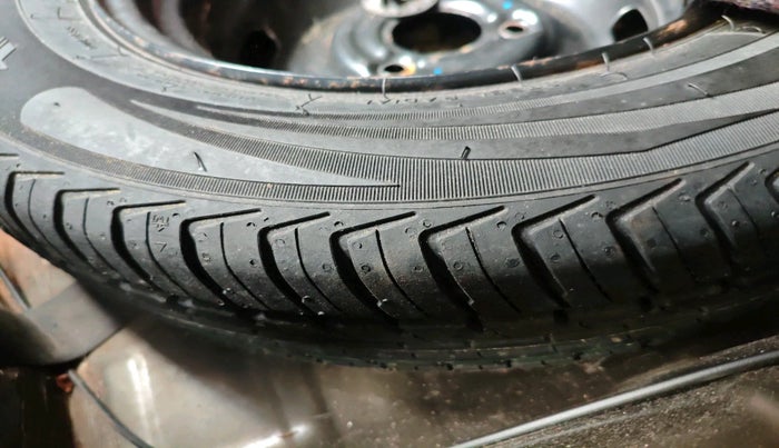 2017 Renault Kwid RXT 0.8, Petrol, Manual, 28,791 km, tyre