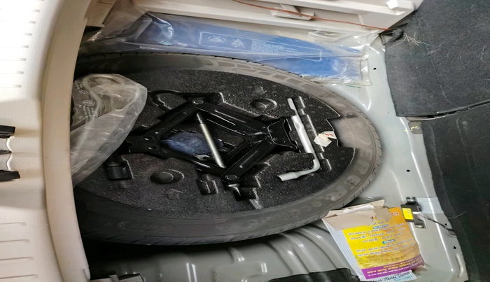 2021 Mahindra XUV300 W8 (O) 1.2 PETROL, Petrol, Manual, 66,721 km, tyre