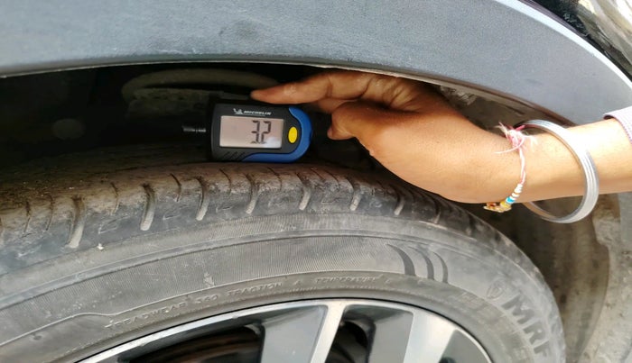 2021 Mahindra XUV300 W8 (O) 1.2 PETROL, Petrol, Manual, 66,721 km, tyre