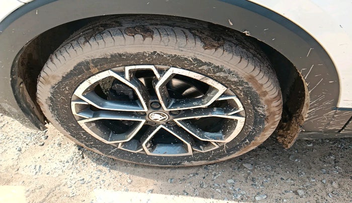 2022 Skoda KUSHAQ STYLE 1.0L TSI AT (6 AIRBAGS), Petrol, Automatic, 43,877 km, tyre