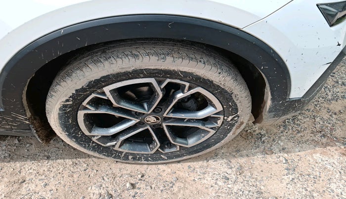 2022 Skoda KUSHAQ STYLE 1.0L TSI AT (6 AIRBAGS), Petrol, Automatic, 43,877 km, tyre