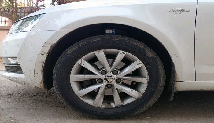 2017 Skoda Octavia 2.0 TDI L&K AT, Diesel, Automatic, 1,26,729 km, tyre