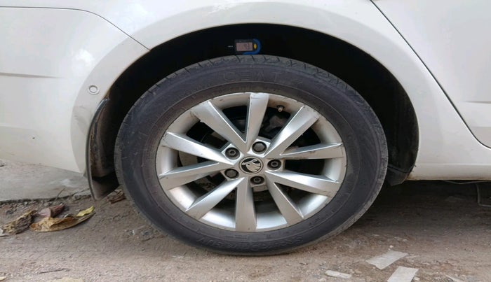 2017 Skoda Octavia 2.0 TDI L&K AT, Diesel, Automatic, 1,26,729 km, tyre