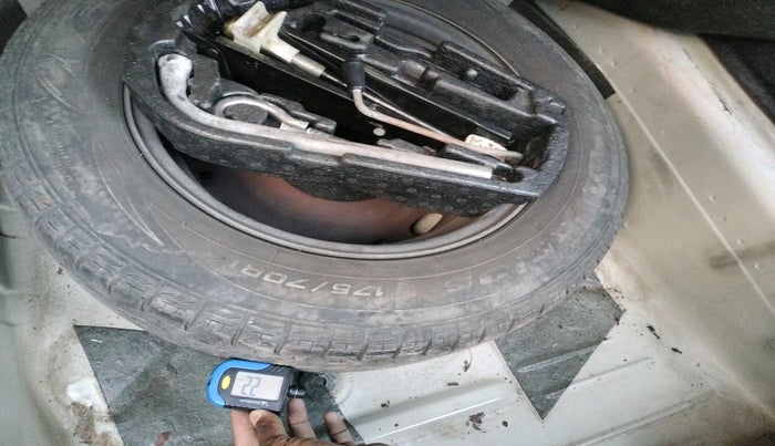 2012 Volkswagen Vento TRENDLINE 1.6, Petrol, Manual, 97,447 km, tyre