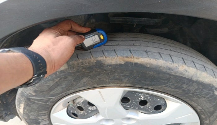 2019 Mahindra XUV300 W4 1.2 PETROL, Petrol, Manual, 1,39,618 km, tyre