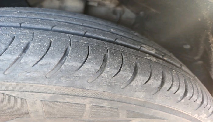 2023 Mahindra XUV700 AX 7 LUXURY P AT 7 STR, Petrol, Automatic, 19,876 km, tyre