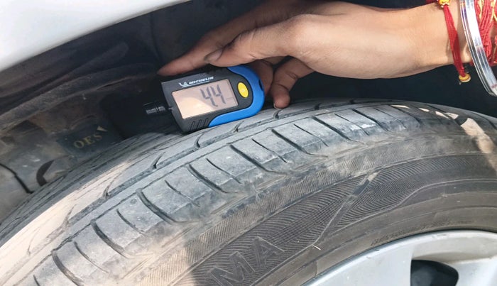 2016 Toyota Corolla Altis G CVT PETROL, Petrol, Automatic, 1,43,394 km, tyre