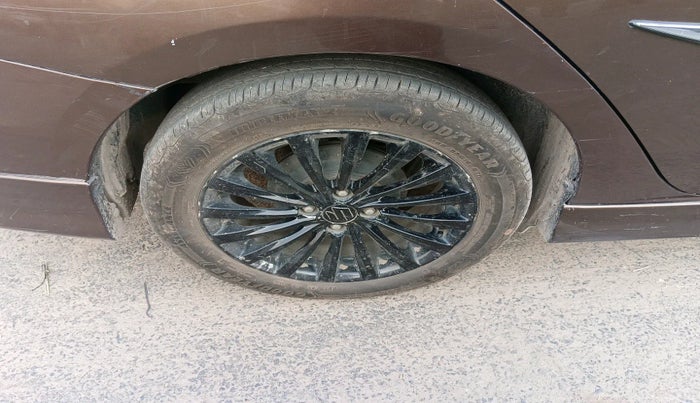 2016 Maruti Ciaz ZXI+ RS, Petrol, Manual, 74,986 km, tyre