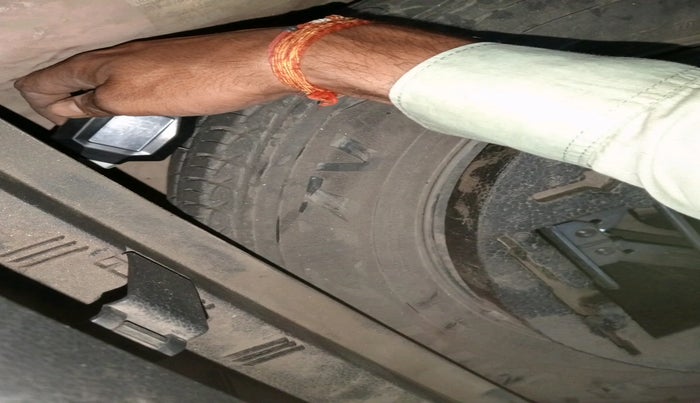 2016 Volkswagen Polo HIGHLINE1.2L, Petrol, Manual, 1,57,338 km, tyre