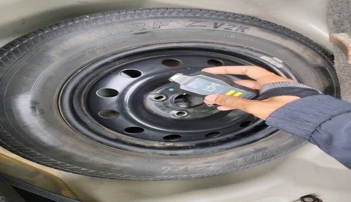 2015 Maruti Swift VXI, Petrol, Manual, 42,269 km, tyre