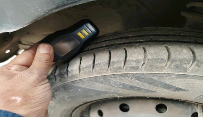 2010 Maruti Alto LXI CNG, Petrol, Manual, 2,77,840 km, tyre