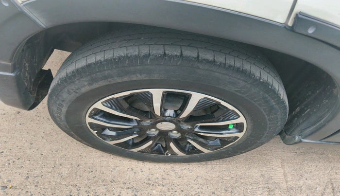 2022 Maruti Vitara Brezza LXI, Petrol, Manual, 76,586 km, tyre