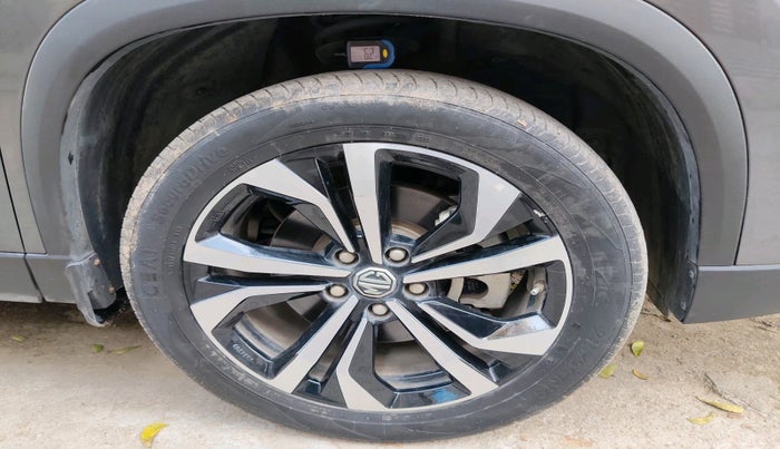 2023 MG HECTOR PLUS SHARP PRO 1.5 PETROL TURBO CVT 7 STR, Petrol, Automatic, 13,831 km, tyre