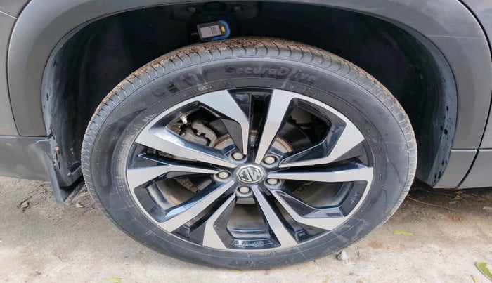 2023 MG HECTOR PLUS SHARP PRO 1.5 PETROL TURBO CVT 7 STR, Petrol, Automatic, 13,831 km, tyre