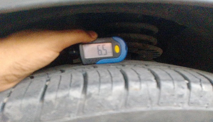 2022 Mahindra XUV700 AX 7 LUXURY D AT 7 STR, Diesel, Automatic, 61,284 km, tyre