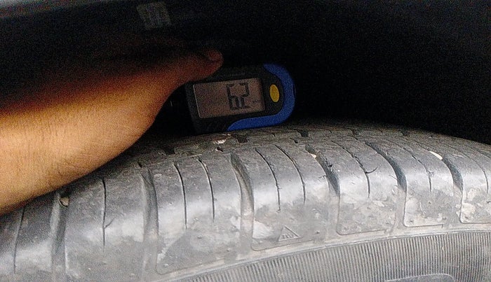 2022 Mahindra XUV700 AX 7 LUXURY D AT 7 STR, Diesel, Automatic, 61,284 km, tyre